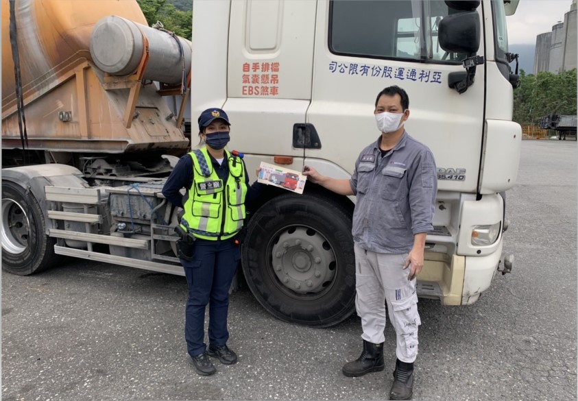 ▲警方除了加強大型車違規取締外,也積極向大型車宣導安全駕駛,顧及自身及他人生命安全 (圖/花蓮縣警察局 提供)