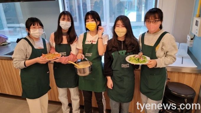 每一組成員五人分工合作做出兩菜一湯