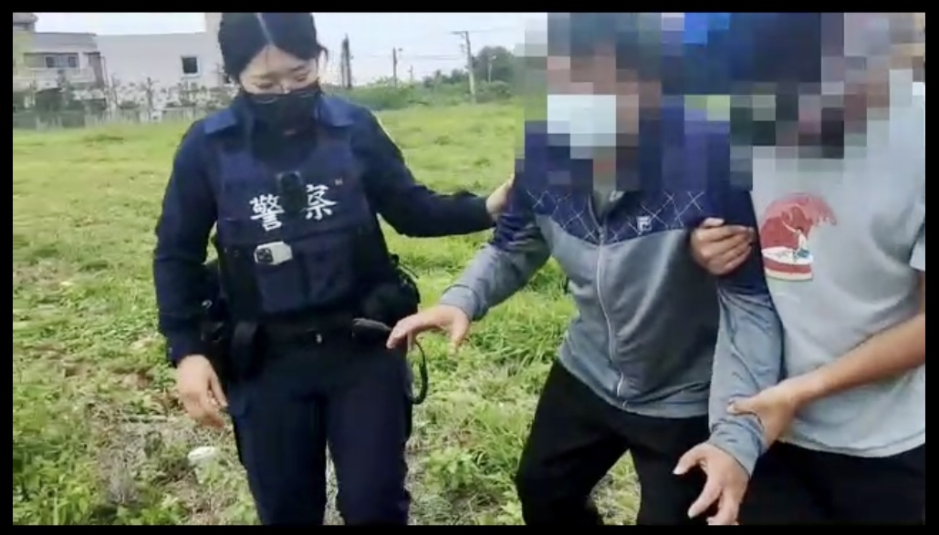 圖片說明：大竹所所長郭堂榮及員警王芷萱護送民眾就醫。（記者宋紹誠翻攝）   