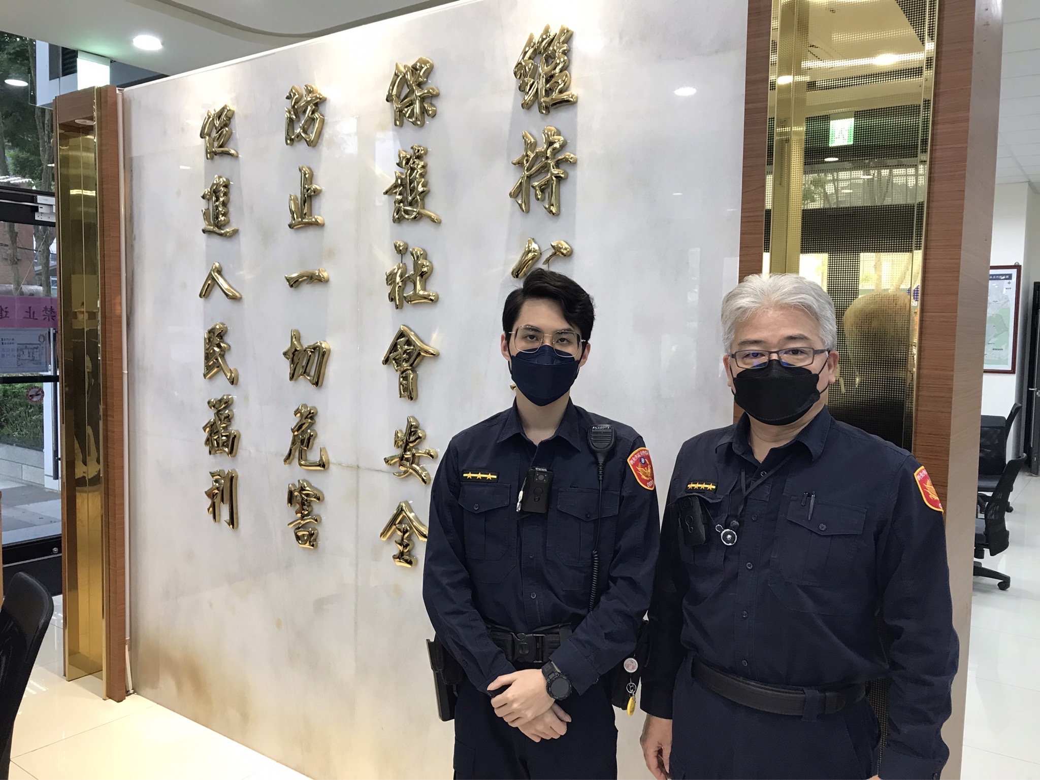 圖片說明:碧潭派出所員警謝進義及陳奕任助一名老翁返家。(記者馬治薇翻攝)