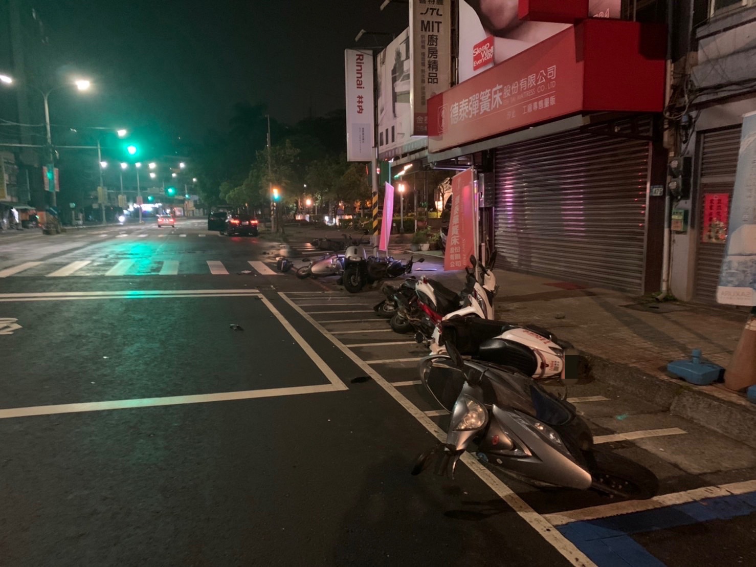 圖片說明:男子酒後精神不繼,駕車連續撞倒路邊機車,所幸無人傷亡。(記者趙靜姸翻攝)