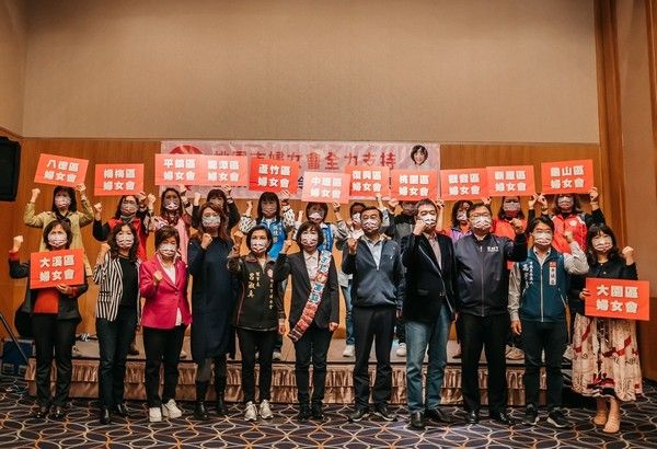 圖片說明：呂玉玲宣布參選桃園市長，眾多好友都出席站台力挺。(記者宋紹成翻攝)