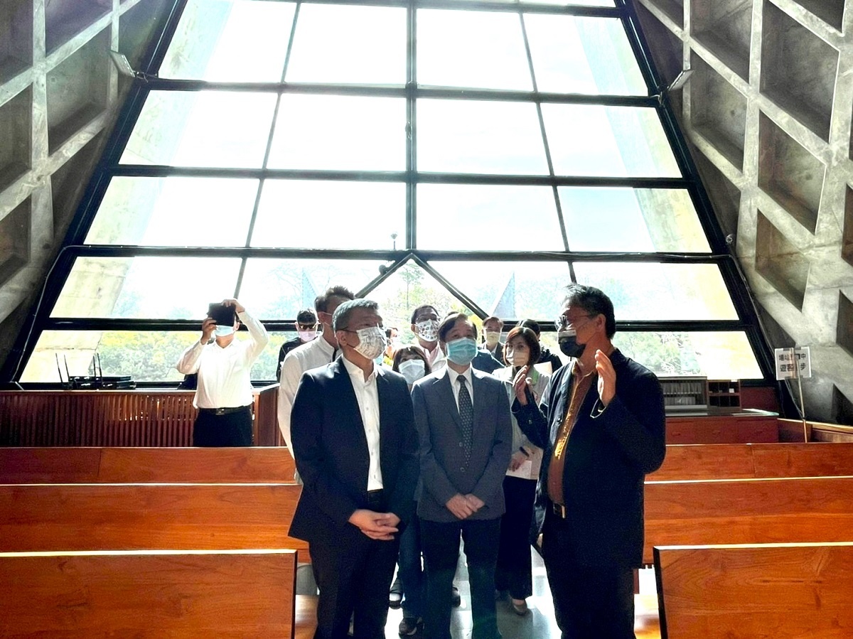 立法院副院長蔡其昌及多位立委、議員代表在東海大學校長張國恩陪同下，會勘路思義教堂內部空間（圖/東海大學提供）