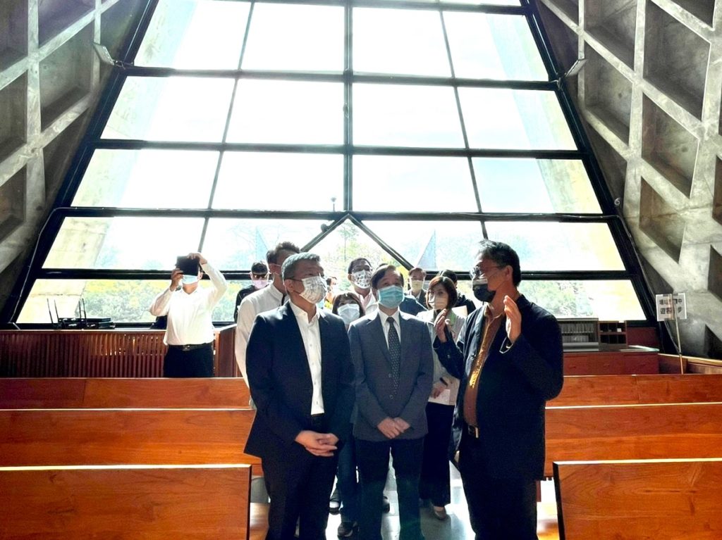 立法院副院長蔡其昌及多位立委、議員代表在東海大學校長張國恩陪同下，會勘路思義教堂內部空間（圖/東海大學提供）