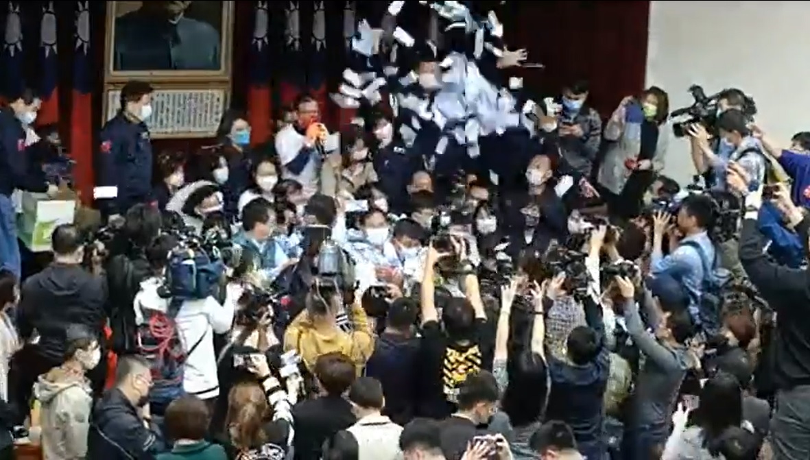 【有影】國務機要費除罪化/藍綠打成一團 混亂中民進黨強勢表決通過 51 042110