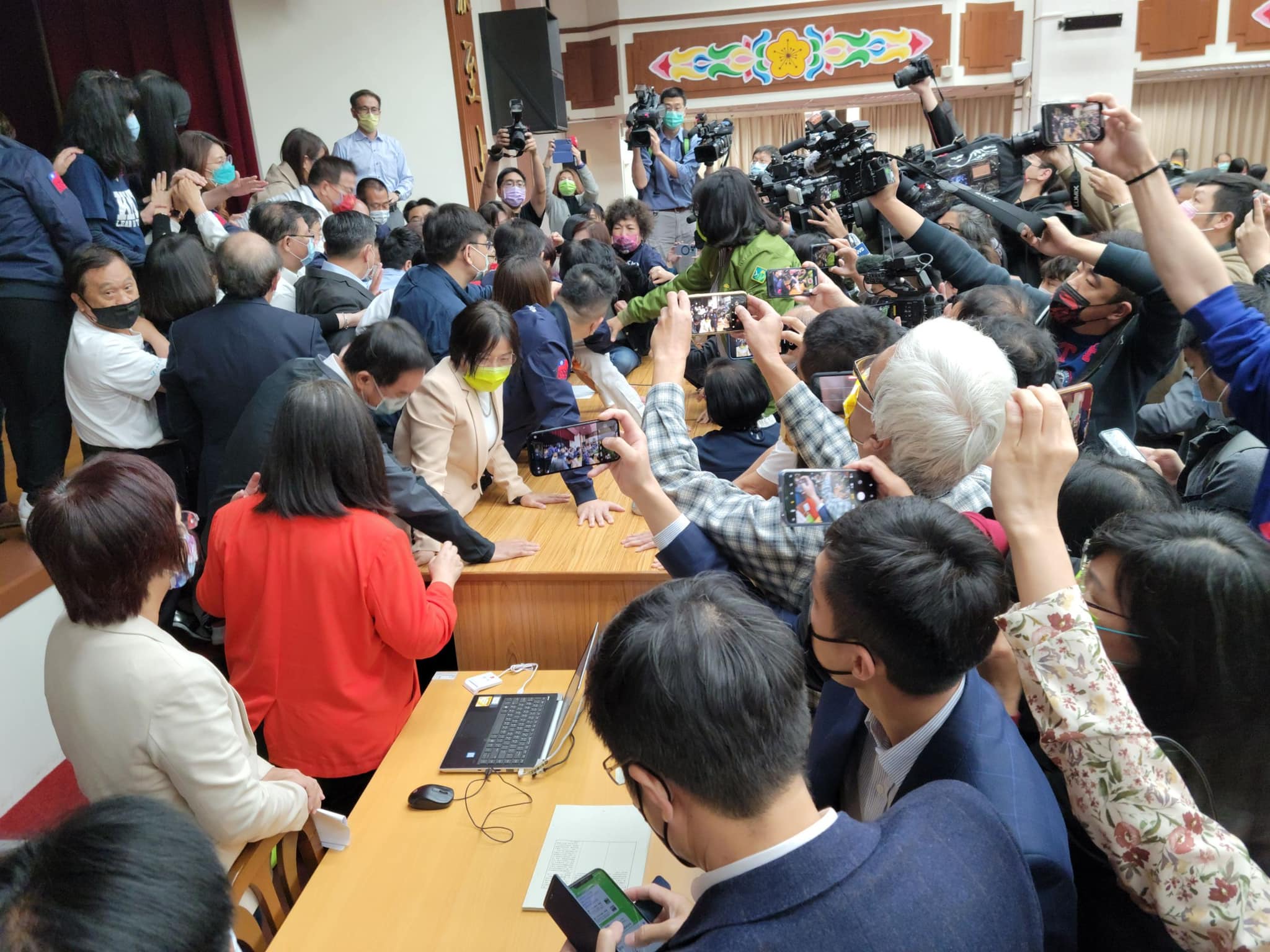 國務機要費除罪化/綠營清晨站崗初審5分鐘通過 柯建銘:為了憲法平等權 54 會計法