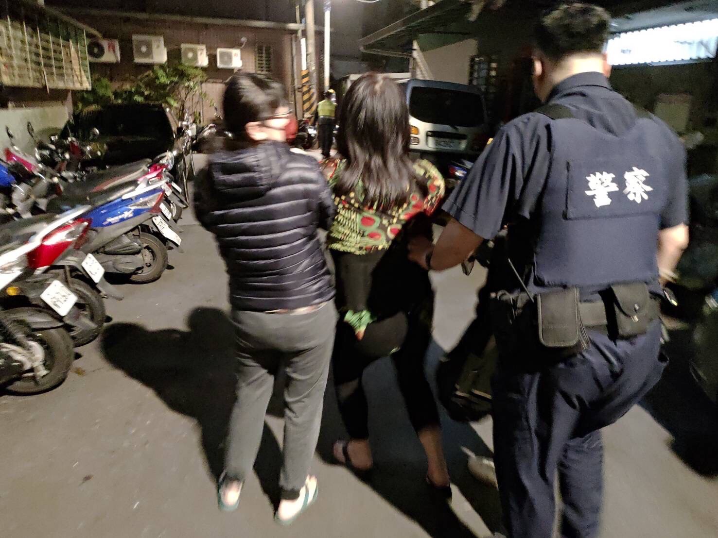 圖片說明:積穗所員警陳冠華、陳建宏護送一名酒醉婦人返家。(記者馬治薇翻攝)