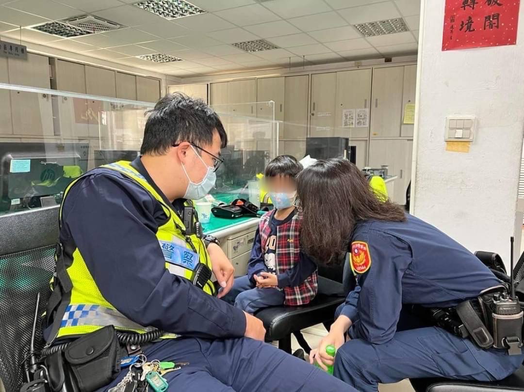 圖片說明:清水所警員何明翰、吳翊方、沈奕承及黃浩維積極協助男童返家。(記者馬治薇翻攝)