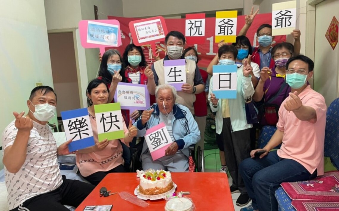 榮民劉爺爺百歲華誕    高雄榮服處溫馨祝壽