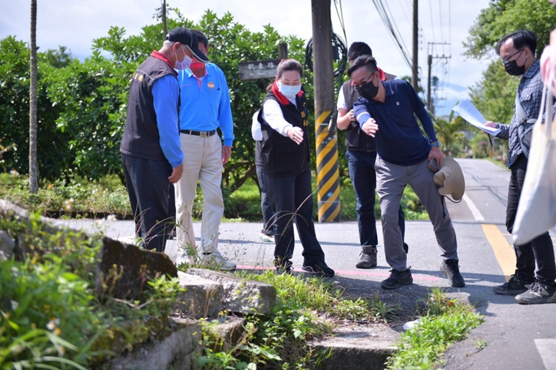 徐榛蔚率隊會勘南區農路改善工程 完善地方建設 保障農民通行安全