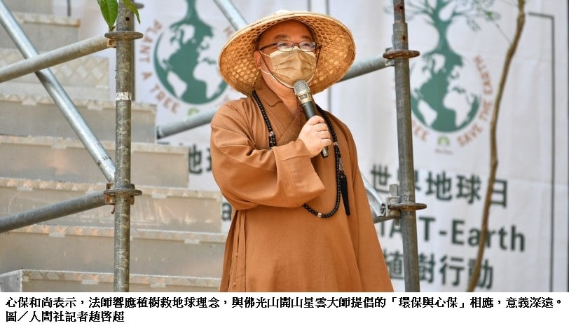 可能是 1 人、站立和文字的圖像