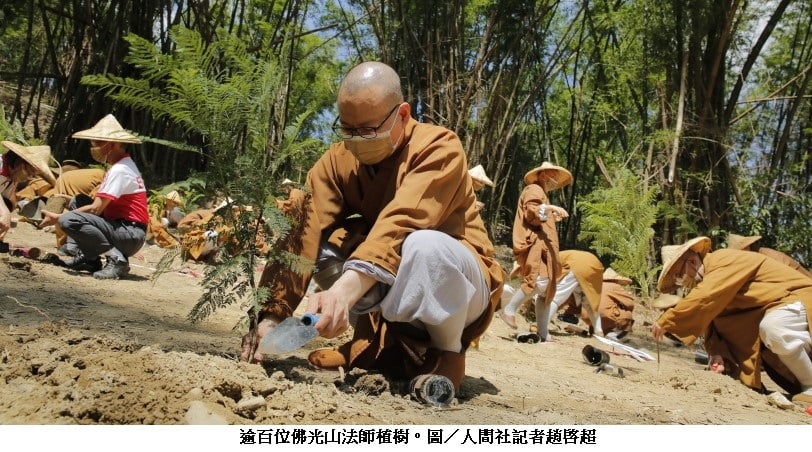 可能是 2 個人、大家站著、戶外和文字的圖像