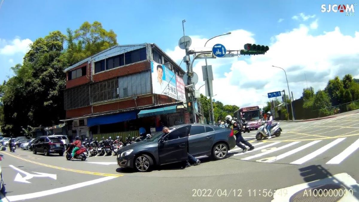 警方將車輛移置路旁安全處所