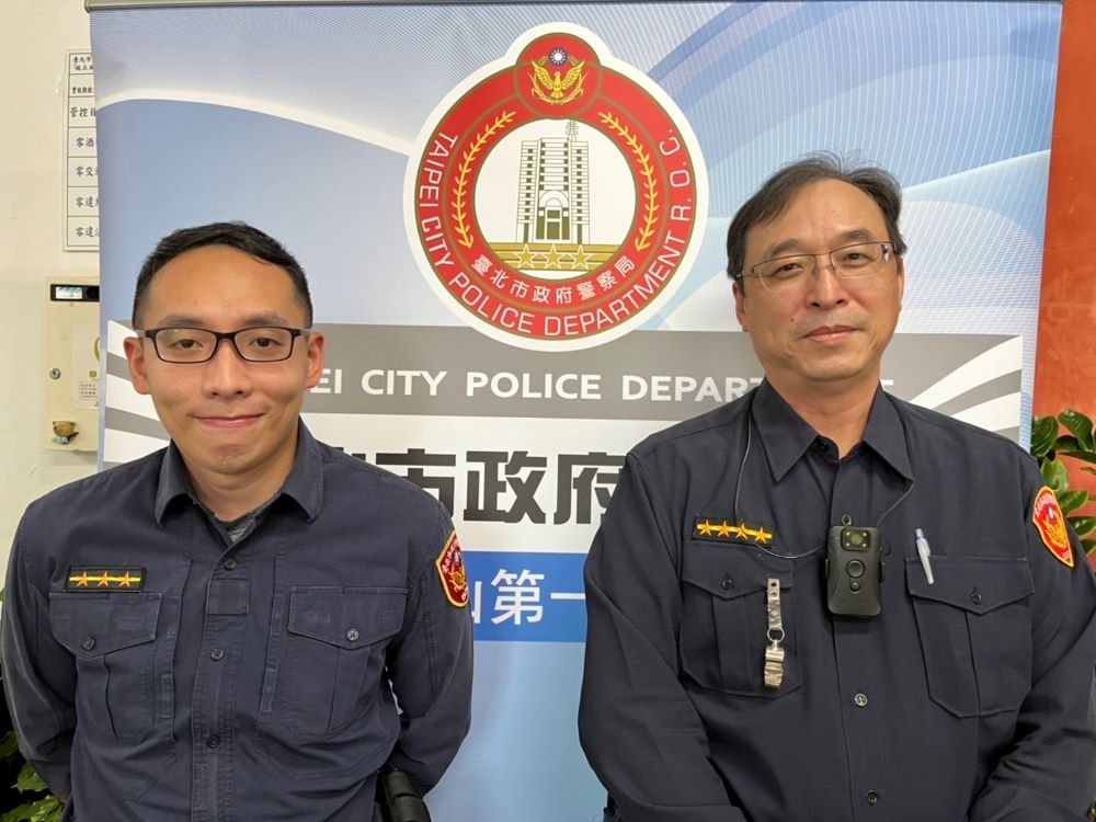 萬芳派出所，警員林威丞(左)、巡佐蔡政宏(右)