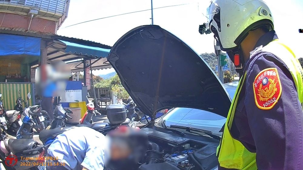 車輛疑因油管破裂導致無法行駛