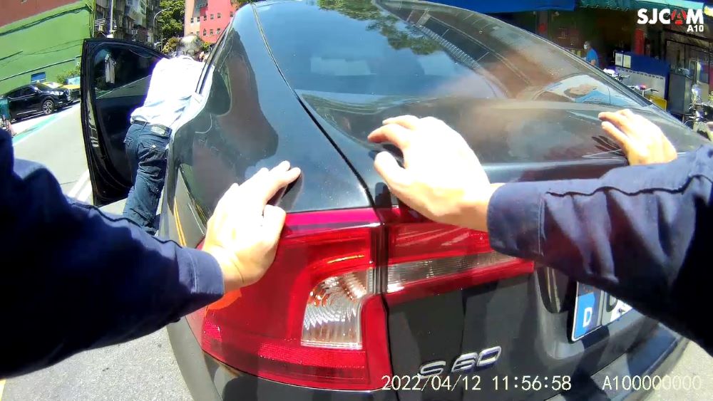 文一分局警員推車排除故障車