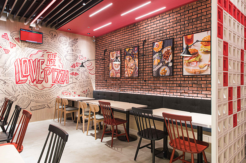 Pizza Hut EXPRESS板橋車站店提供多樣化又快速的美食,內用座位區的貼心設計,讓上班族、學生族能善用空檔時間享用熱騰騰的必勝客美味!