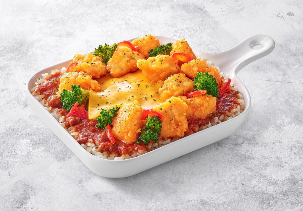 Pizza Hut EXPRESS板橋車站店獨家販售「紅醬起司香酥雞燴飯燴飯」等多款燴飯、義大利麵,午晚餐期間加價30元起還可升級套餐,飲料、副食任你搭!