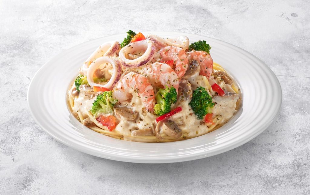 Pizza Hut EXPRESS板橋車站店獨家販售「奶油海鮮義大利麵」等多款燴飯、義大利麵,午晚餐期間加價30元起還可升級套餐,飲料、副食任你搭!