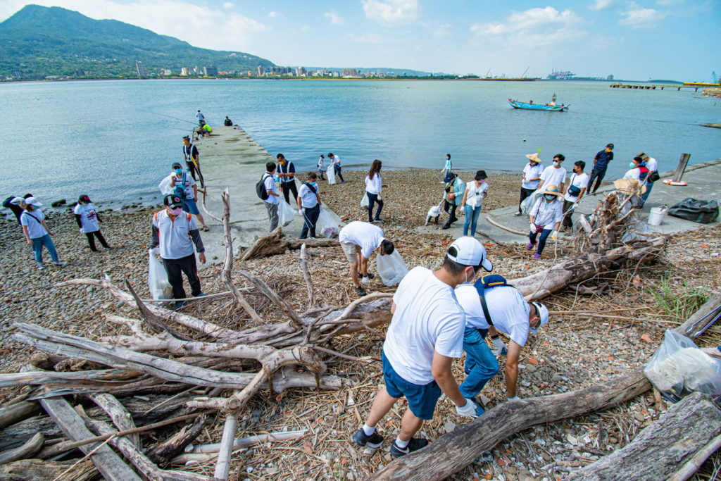 園區肩負「為淡水河做一件事」的責任與使命,每年舉辦淨灘活動,用行動守護淡水河。