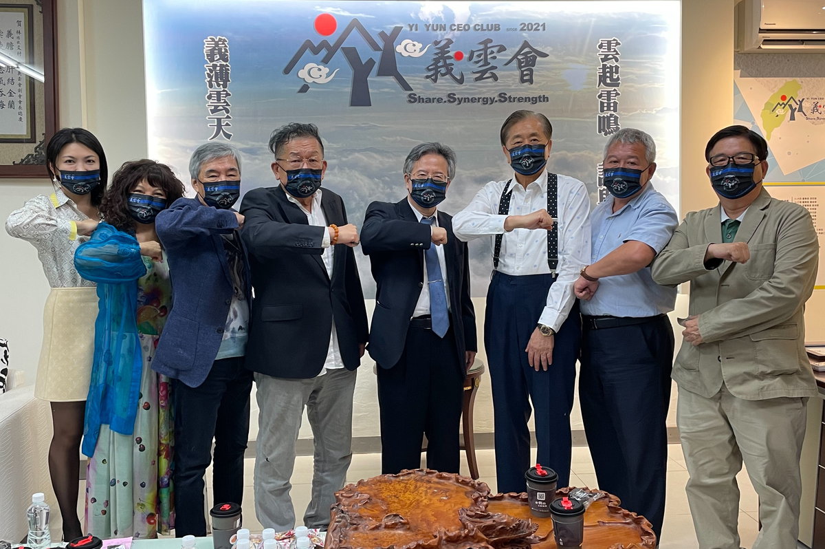 義雲會出席代表與嘉基姚維仁院長合影(義雲會出席代表，自左而右：嘉義市愛樂學會黃于真理事長、霹靂國際多媒體黃文章董事長賢伉儷、順億關係企業林文村總裁、嘉基姚維仁院長、永勝藥品工業股份有限公司廖大平董事長、欣業企業股份有限公司劉泓村執行副總、聚陽實業股份有限公司何煌清董事)