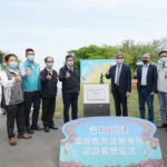 ▲新屋石滬環境教育場所揭牌貴賓大合照。(圖/桃園市府海岸管理工程處提供)