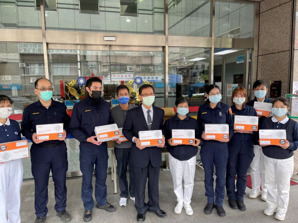 慈濟志工與大同分局員警合影
