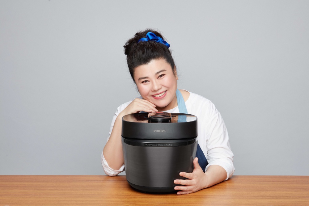 林美秀說道「黑小萬很快很會煮！我最近常用黑小萬的『壓力模式』』來做滴雞精，雞肉熬完還是軟嫩不柴。免顧火，免解凍，很省事。操作面板的3步驟簡單易懂。飛利浦家電提供