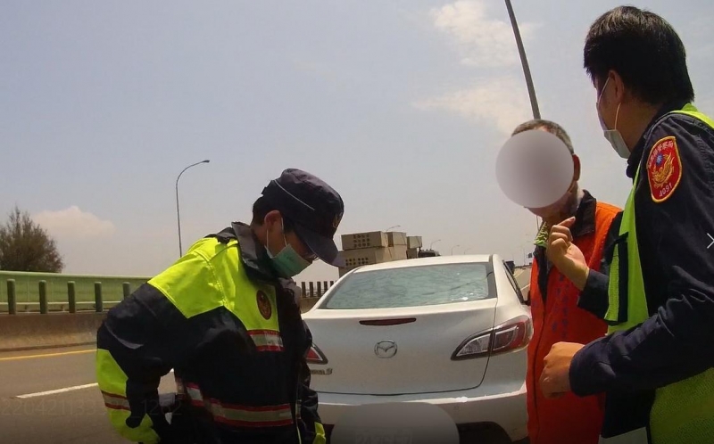 男子車故障受困西濱公路 通霄警馳赴救人車