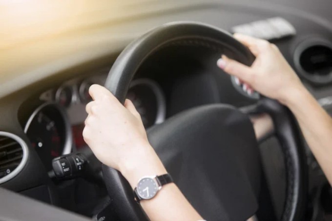 portrait attractive smiling woman driving car 1163 2652 scaled