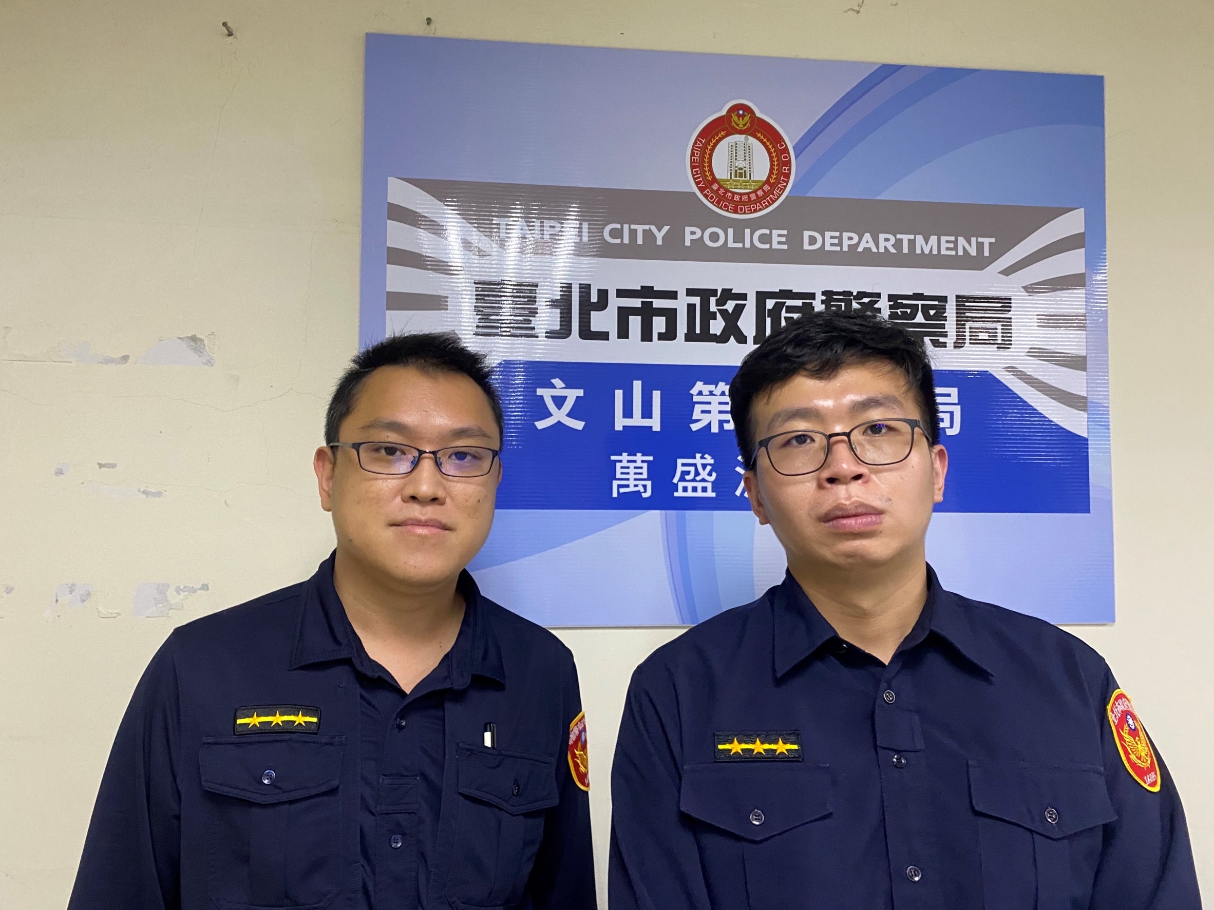 圖片說明:萬盛所員警林家瑩(左)、歐坤凱(右)助迷途長者返家。(記者趙靜姸翻攝)