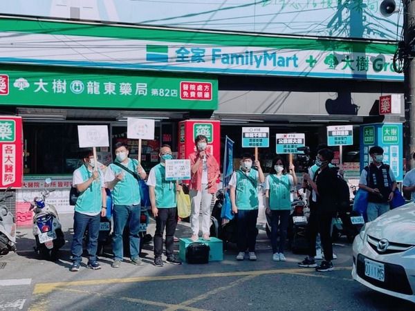 圖片說明：扎根地方！台灣民眾黨桃園市第七選區(中壢區)市議員被提名人林昭印陪同前老闆---台灣民眾黨立委蔡璧如走上街頭發聲。(翻攝自林昭印臉書)