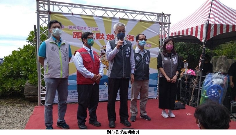 可能是 7 個人和大家站著的圖像