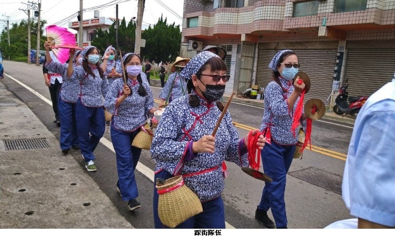 可能是 8 個人、大家坐著、大家站著、頭巾和戶外的圖像