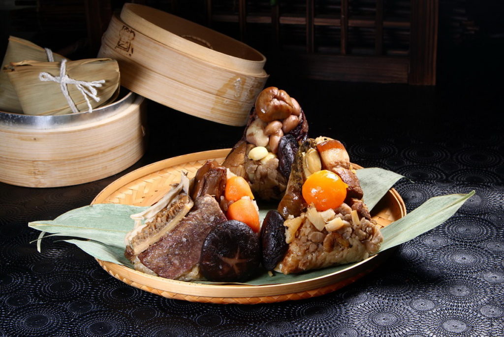 飄香台鮑粽是道地的台式口味,特選長糯米,內餡包入上等豬肉、魷魚、干貝、香菇、栗子等多樣配料,加入精心燉煮的鮑魚以及特選宜蘭三星的鹹蛋黃,即日起購買香粽禮盒組,每盒950元起,510前訂購享早鳥價9折起,再送限量保冷環保提袋。 圖:長榮桂冠酒店(台中)