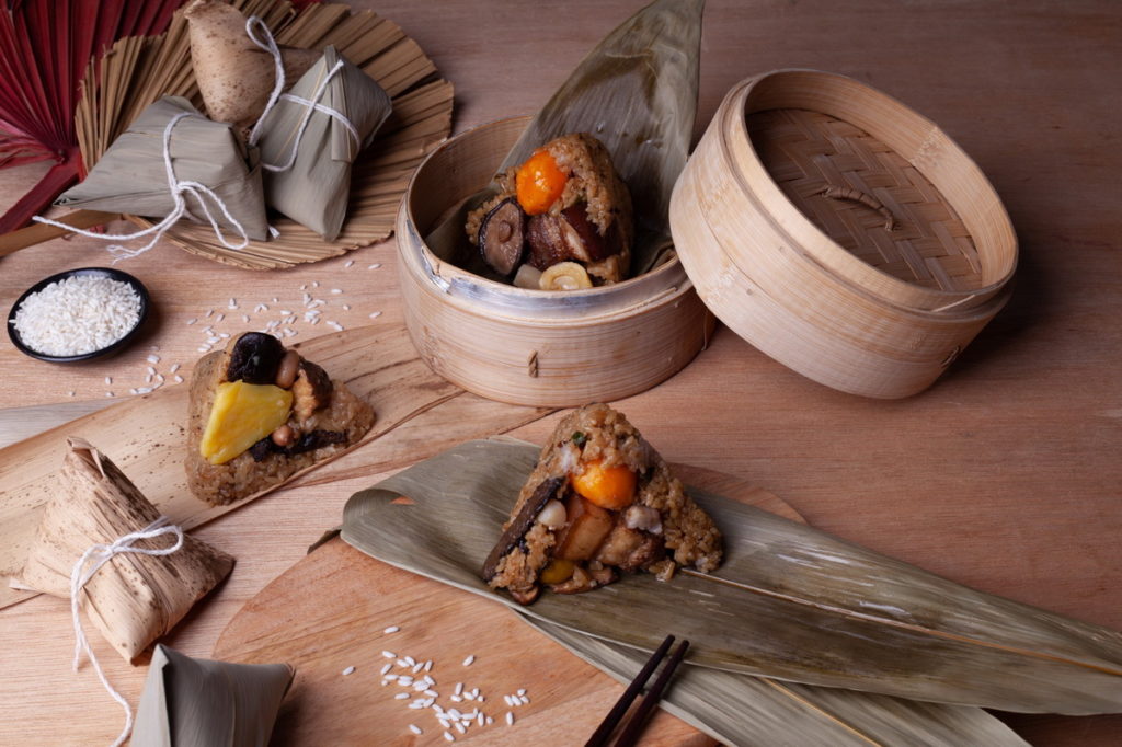 【粽磅饗宴禮盒】,內含傳統蛋黃八寶粽與松露野菌瑤柱粽各3顆,山珍海味雙重享受。515前訂購享早鳥價每盒745元。圖:長榮鳳凰酒店(礁溪)
