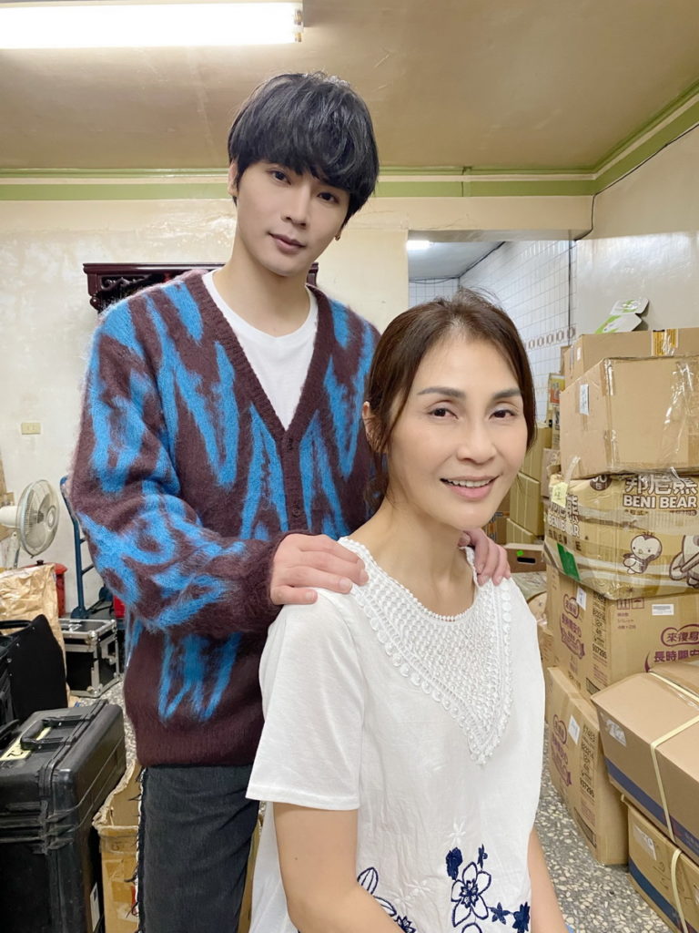 暖男歌手古曜威，第四波主打歌「就像我一樣」MV，邀請了知名演員梁佑南攜手演出母子