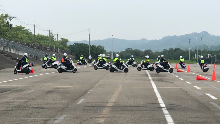 ▲苗栗員警親自體驗彎道正確駕駛技巧及各項狀況綜合演練課程 (圖/苗栗縣警察局 提供)