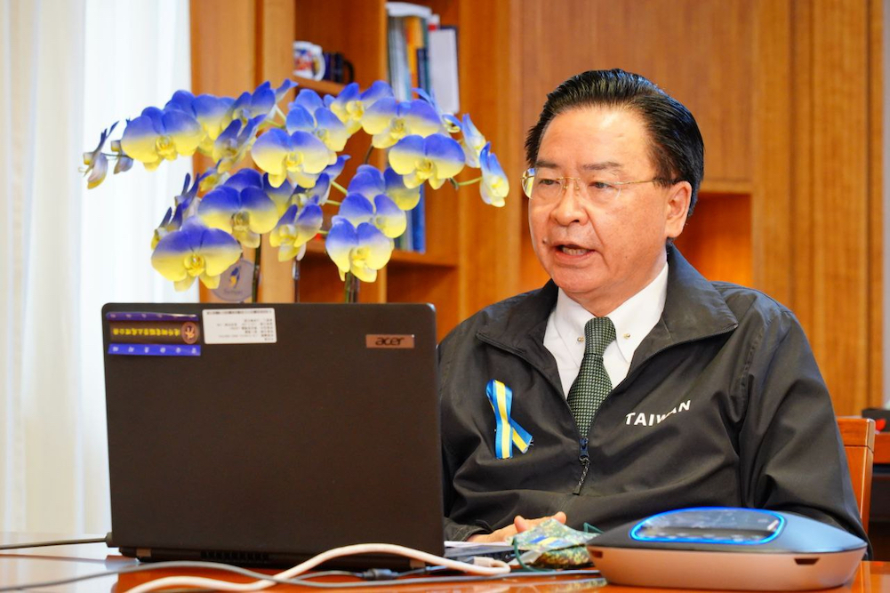 台灣再捐烏克蘭800萬美元 基輔市長:捍衛民主價值寧死不屈 64 外交部長吳釗燮向基輔市長克里契科說明台灣人民擬捐贈烏克蘭800萬美元。