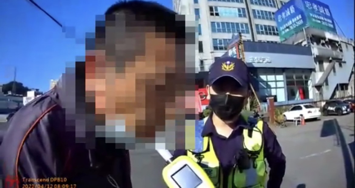 圖片說明:汐止分局交通分隊攔查違規駕駛。(記者馬治薇翻攝)