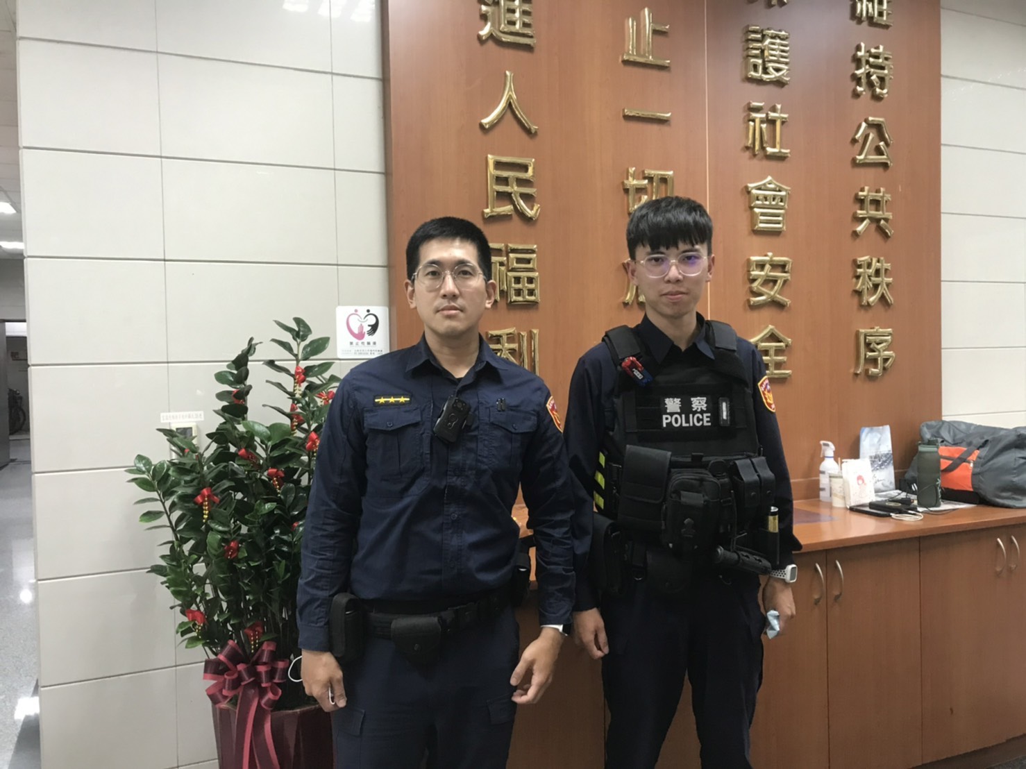圖片說明:文林派出所警員(圖左:趙宥瑋;圖右:邱柏偉)接獲通報有民眾想自殺,迅速前往現場。(記者林艾錡翻攝)