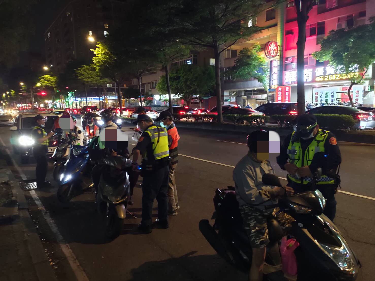 圖片說明:板橋分局特別針對車輛燈光、車身及排氣管等違法改裝行為及交通違規加強取締。(記者林鈞澤翻攝)