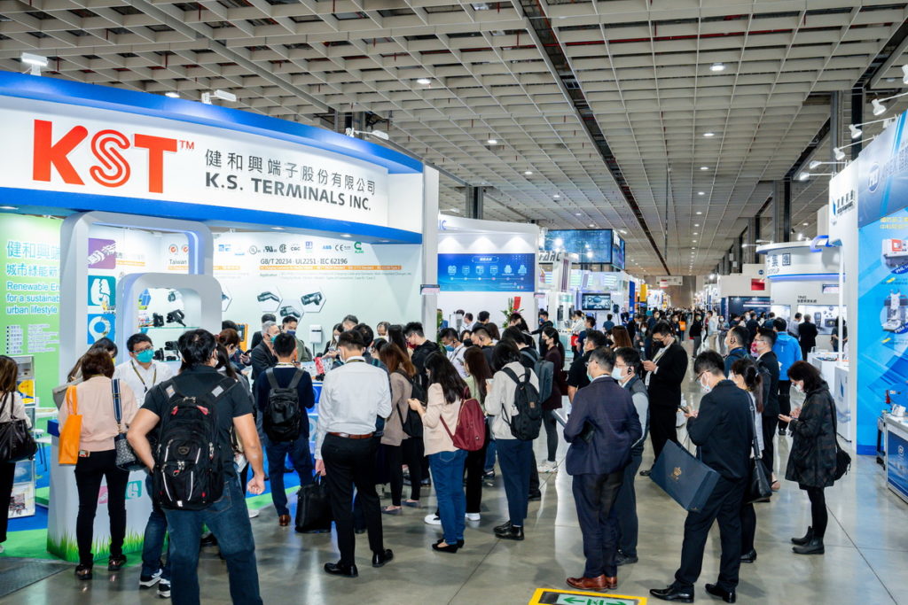 2022Taipei AMPA 4天展期吸引眾多汽配業者及民眾進場參觀,一探產業最新趨勢及亮點。