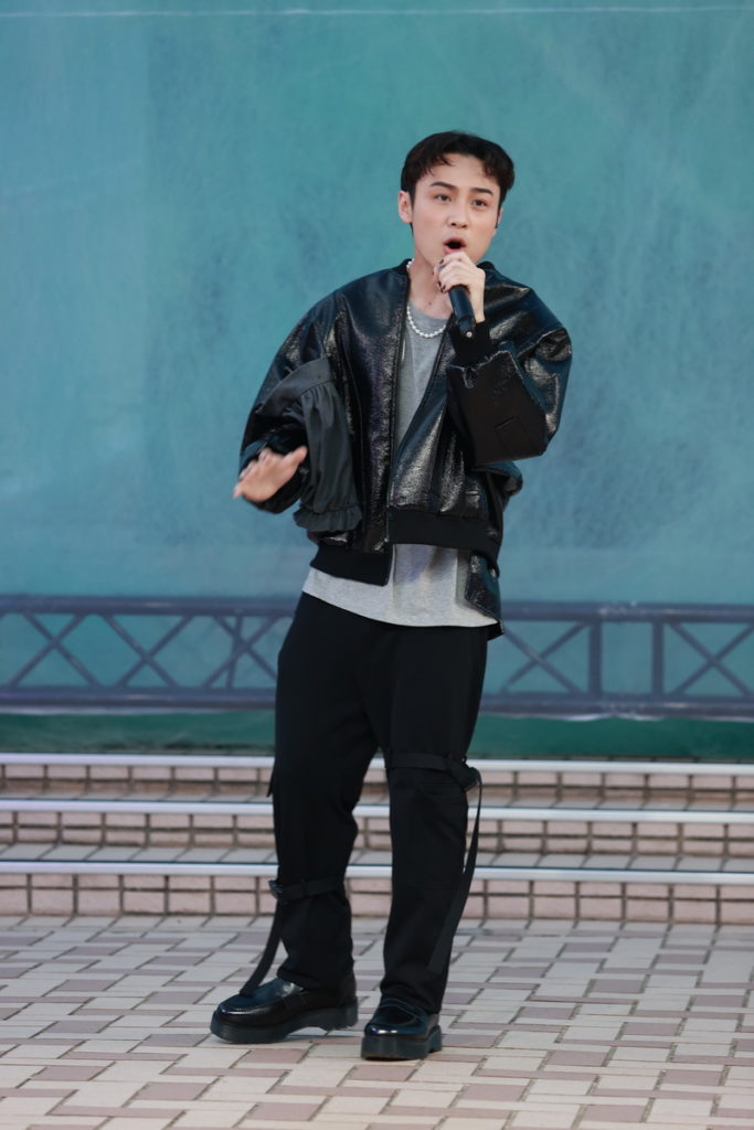 藝人 顏佑庭開場領唱