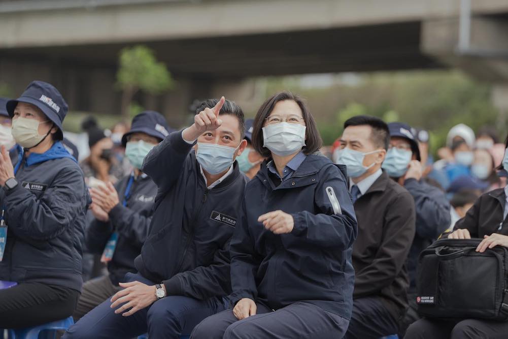 【新竹選舉3-1】選市長須了解在地煩惱 許修睿:不能只看光鮮亮麗的那面 68 總統蔡英文(右)和現任新竹市長林智堅(左)同場互動。林智堅2019年強調新竹要成為光榮城市,今遭批光榮感不能當飯吃。