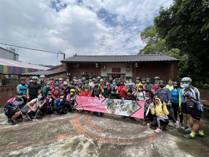 春遊南庄逾百人騎車賞花 土耳其單車女神領騎慢遊