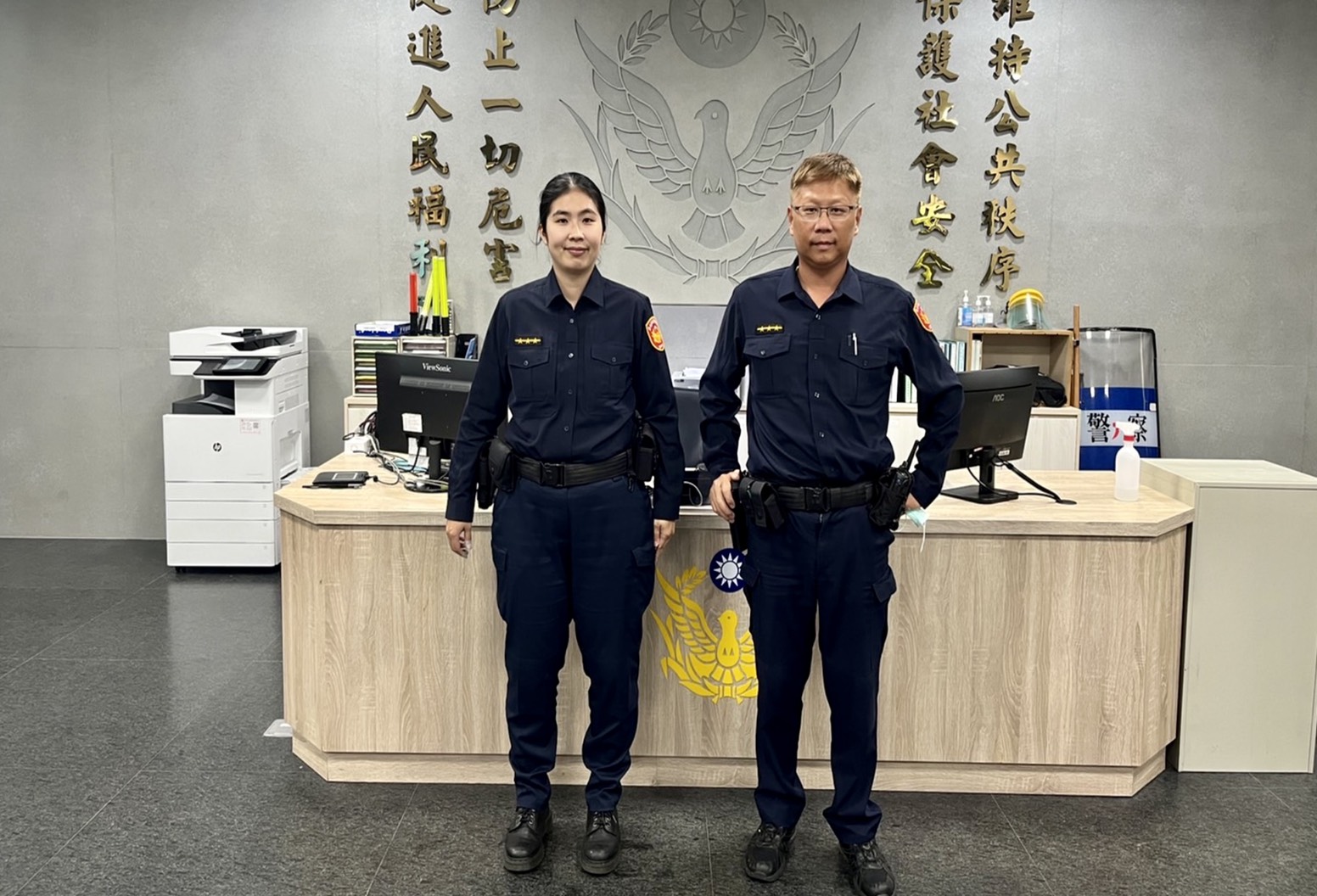 圖片說明:社子派出所警員陳立凱、戴玉華發現有一名男子神色慌張牽著腳踏車不斷左顧右盼,立即趨前關心、慰問。(記者林鈞澤翻攝)