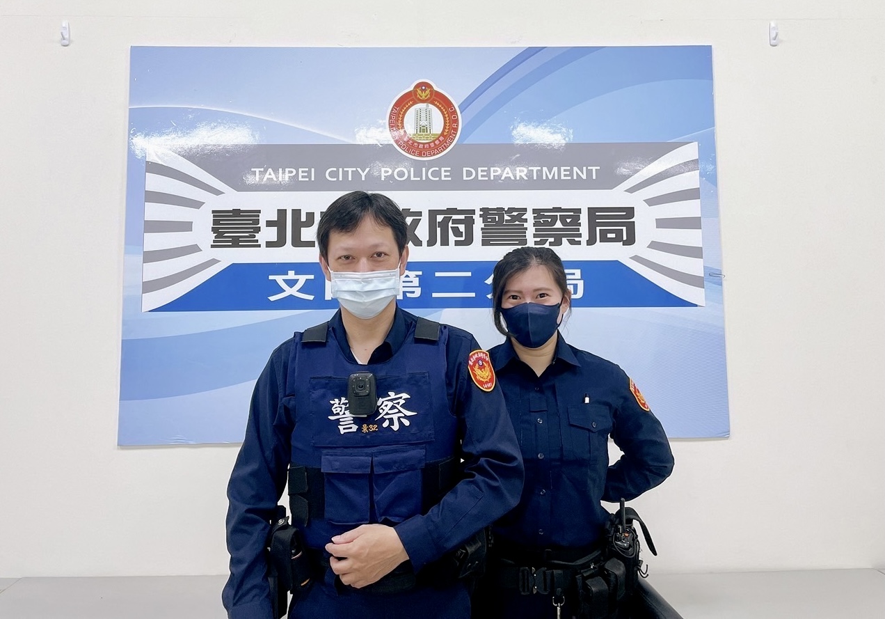 圖片說明:文山第二分局員警劉國權(左)、蔡宜臻(右)成功勸阻老翁被詐騙存款。(記者趙靜姸翻攝)