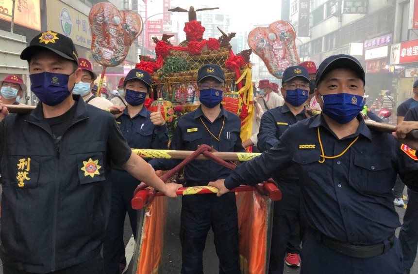 ▲豐原劉分局長率領幹部扶轎抬轎,表達對媽祖的敬意與感恩 (圖/台中豐原分局 提供)