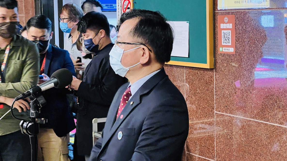 華視誤植「阿共打過來了!」引恐慌 NCC主委:責任不在NCC 66 NCC主委陳耀祥25日赴立法院教育文化委員會就華視誤植新聞跑馬燈字幕,進行檢討報告並備質詢。其會前受訪指出,責任不在NCC身上。